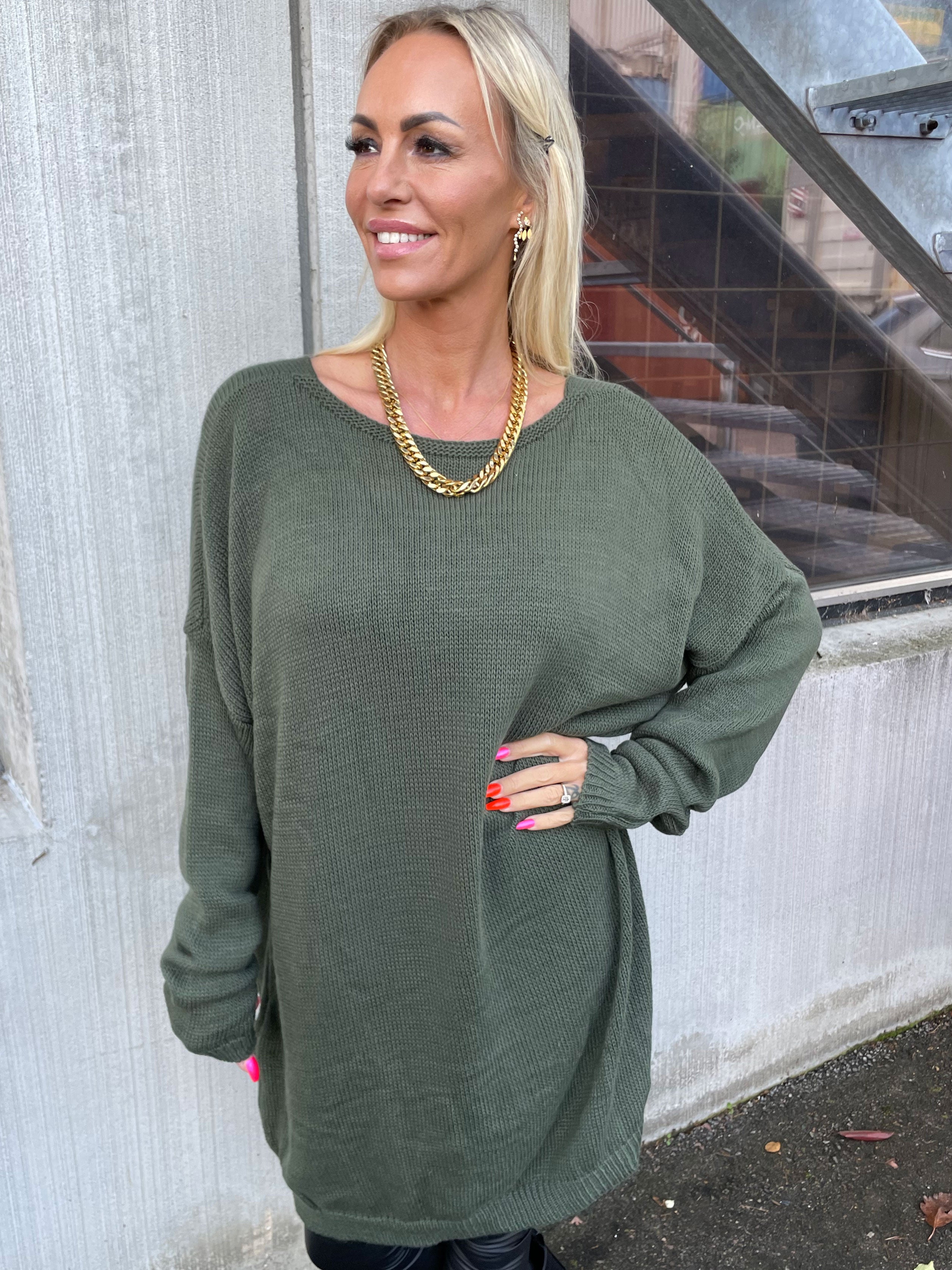 Stella - Enkel stickad klänning med djup rygg